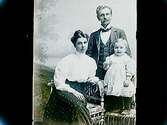 Familjen Lindskog, 3 personer.Sam Lindskogs privata bilder.