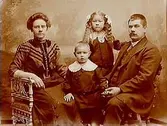 Familjegrupp, 4 personer.
Maskinist F. Olin