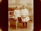 Två småflickor.Albin Karlsson
