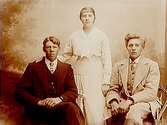 Familjegrupp, en kvinna och två män.
Osvald Ryning