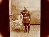 En pojke i sjömanskostym.
Kopparslagare A.G. Andersson