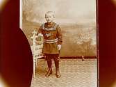 En pojke i sjömanskostym.
Kopparslagare A.G. Andersson