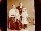 Familjegrupp, en kvinna, en man och två barn.Konrad Persson