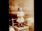 Ett litet barn.
Adolf Persson