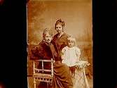 Tre generationer, två kvinnor och en liten flicka.
Apotekare T. Lindvall