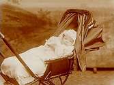 Ett litet barn i barnvagn.
Fröken Elsa Eliasson