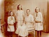 Familjegrupp, en kvinna och tre flickor.
Maria Andersson