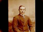 En man, bröstbild.Emil Andersson