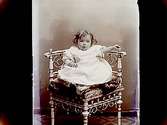 En liten flicka sittande på en stol.
Anna Karlsson