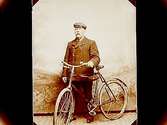 En man med cykel.Karl Karlsson