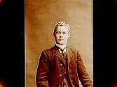 En man, bröstbild.Darius Larsson