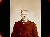 En man, bröstbild.Gustaf Larsson