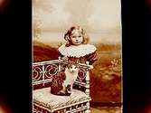 En liten flicka och en katt.Karl Jakobsson