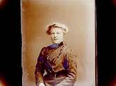 En kvinna, bröstbild.Elsa Andersson