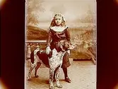 En flicka med en hund.
Evald Larsson