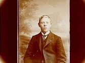 En man, bröstbild.Gustaf Karlsson
