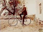En okänd man på cykel.Bilden tagen i slutet av 1800-talet.