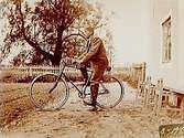 En okänd man på cykel.Bilden tagen i slutet av 1800-talet.