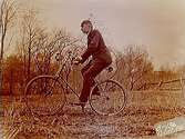 En okänd man på cykel.Bilden tagen i slutet av 1800-talet.