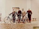 Fyra okända herrar med cyklar.
Bilden tagen i slutet av 1800-talet (?).