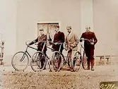 Fyra okända herrar med cyklar.Bilden tagen i slutet av 1800-talet (?).