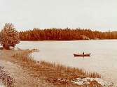 Sjön Väringen, sjöutsikt.
En man i en båt.