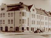 Trevånings bostadshus med affärslokaler i gatuplanet, handlare Gunnar Anderssons Speceriaffär.
