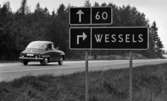 Frisyrvisning, Wessels skyltar 27 september 1967

En bil åker vägen där man ser en skylt till Wessels stormarknad och väg 60.