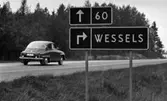 Frisyrvisning, Wessels skyltar 27 september 1967

En bil åker vägen där man ser en skylt till Wessels stormarknad och väg 60.