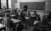 Första spad, Polis i skolorna 13 okt 1967

I Olaus Petri skolan undervisar en polis elever.