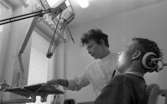 Fellingsbro tandklinik 8 april 1968

Tandläkare ger tandvård till en pojke. På bilden ser man en lampa som lyser på patienten.