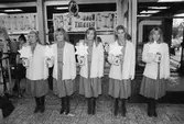 Kållereds Lucia-kandidater presenteras i Kållereds centrum, år 1983.

För mer information om bilden se under tilläggsinformation.