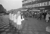 Kållereds Lucia-kandidater presenteras i Kållereds centrum, år 1983.

För mer information om bilden se under tilläggsinformation.