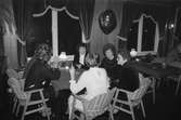 Skolklass från Sinntorpsskolan 25-årsjubilerar med sina lärare på Kållereds Värdshus, år 1983.

För mer information om bilden se under tilläggsinformation.