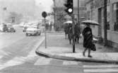 Snön. 18 oktober 1967. Vy över Storgatan i centrala Örebro en snöig vinterdag. Bilden visar korsningen Storgatan-Olaigatan.