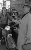 Motorcyklar 30 april 1968

En kvinna har stannat framför en motorcyklist och håller i hans hand. Bakom dem åker det en bil. I sidovagnen sitter det en kvinna.