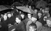 Stadsmästerskapet, Kuriren besök, Stadsplanering, Mannekängande på Domus, Båtbyggare 21 mars 1968

På bilden ser man en folkmassa stå på Södertorget. En del har paraplyer och i bakgrunden ser man Åhlbergs möbler.