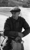 Vinön 2, 27 april 1968

En man med sin cykel, och på styret hänger en papperskasse från Ica.