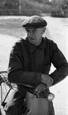 Vinön 2, 27 april 1968

En man med sin cykel, och på styret hänger en papperskasse från Ica.