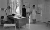 Barnavårdslokalen i Lillån 14 september 1966

En pojke gör synundersökning, och distriktsköterskan står bredvid en diskbänk.