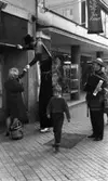 Jättelång clown 15 maj 1965

Clown och dragspelare på gatan under Örebro Jubileum 700.