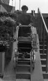 Barnvagnar 10 augusti 1966

En kvinna går nedför i trappan med en barnvagn från varuhuset Krämaren.