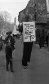 Jättelång clown 15 maj 1965

Clown och dragspelare på gatan under Örebro Jubileum 700.
Varuhuset tre rosor.