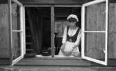 Wadköping reportage  5 juni 1965.

En skådespelare i aktion. Ung flicka i fönster. Klädd i 1700-talskläder.