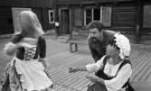 Wadköping reportage  5 juni 1965.

Tre skådespelare i aktion. Klädda i 1700-talskläder.