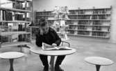 Bibliotek i Pålsboda 10 februari 1967

En pojke sitter vid ett bord och tittar i en bok. Bakom honom ser man böcker i hyllor.