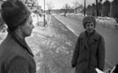 Gyttorp 2 23 februari 1967

Två kvinnor står och pratar med någon som skriver på papper. Utmed gatan ser man radhus.