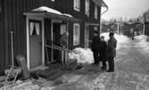 Gyttorp 2 23 februari 1967

En kvinna står på trappan och framför henne står två män och en kvinna. Vid huset ser man en spark, pulka  och två borstar på trappan.