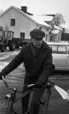 Gyttorp 2 23 februari 1967

En man har stannat med sin cykel. Han har en portfölj på pakethållaren. Bakom honom ser man ett hus, traktor och en bil.