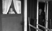 Gyttorp 2 23 februari 1967

Från en bostad står en kvinna i dörröppningen. På bilden ser man också ett litet barn i fönstret på dörren titta ut.